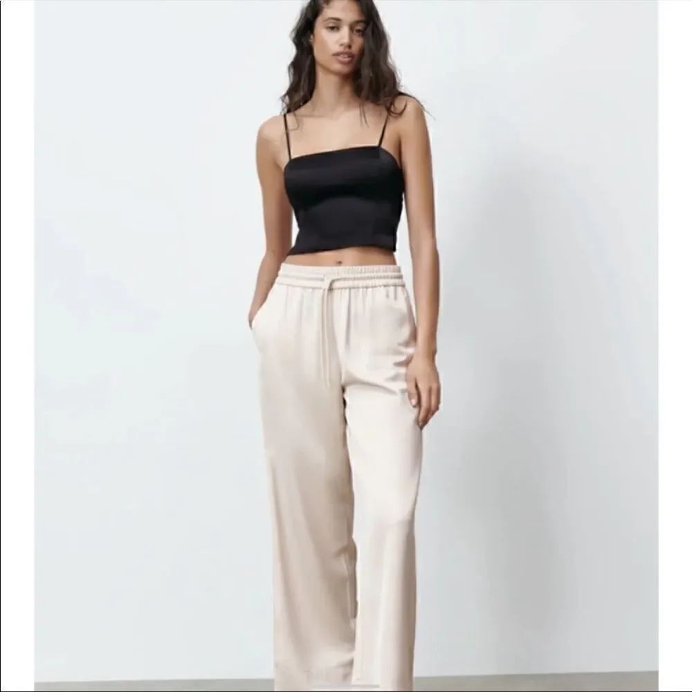 Zara cream colored split hem high waisted pants.    XS
